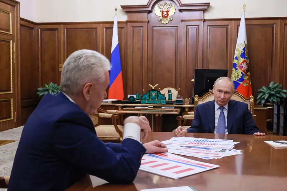 Столичные власти поддерживают нескольких участников войны с Украиной на выборах в Госдуму от московских округов, хотя ранее не допустили «ветеранов СВО» до Мосгордумы. В Кремле рассчитывают усилить военное присутствие в парламенте, но опасаются появления самостоятельной влиятельной фракции военных.