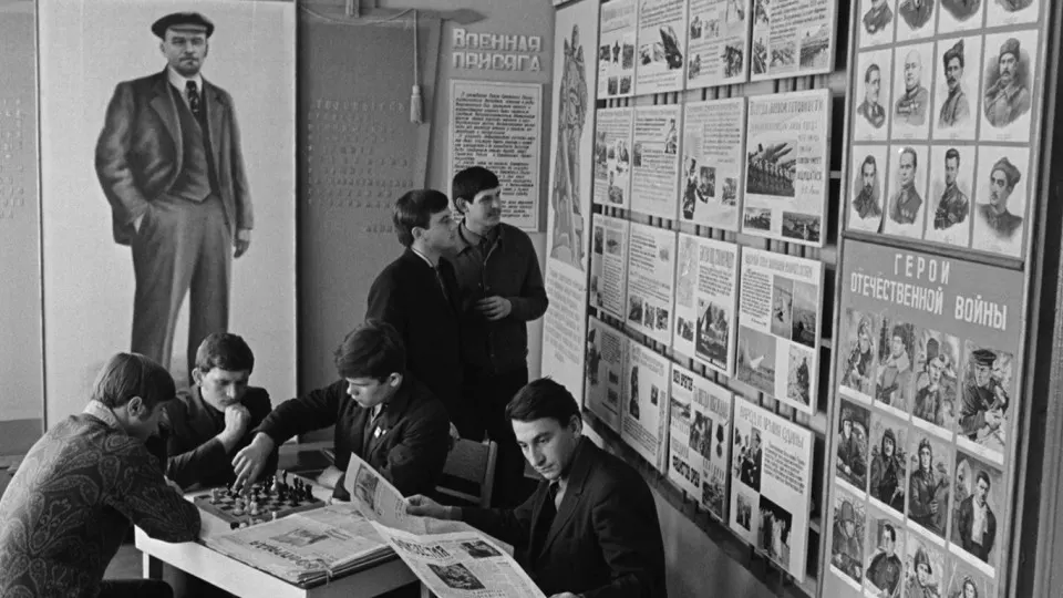 Сенатор выступил за создание в учебных заведениях «ленинских комнат» для формирования государственных ценностей. В Госдуме предлагают реанимировать трёхступенчатую систему воспитания — октябрят, пионеров и комсомол.