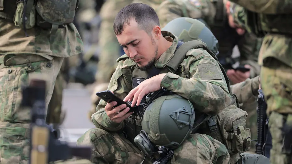 Несмотря на запреты и попытки перевести связь на государственные сервисы, военнослужащие на передовой сохраняют использование Telegram через VPN; альтернативы — ненадёжны или недоступны.