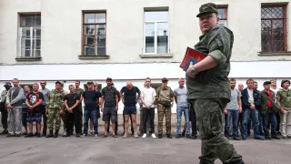 Минобороны подготовило поправки, позволяющие проверять военнослужащих на алкоголь прямо в частях с использованием экспресс-тестов, без обязательной доставки в медучреждение. Инициатива связана с трудностями медосвидетельствования в условиях боевых действий и сообщениями о наборе на контракт людей с алкогольной зависимостью.
