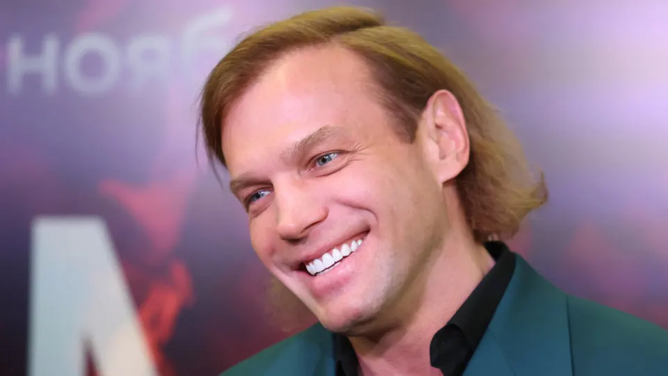Следствие завершило расследование уголовного дела о хищениях при модернизации автомата АК‑12: по версии обвинения, вместо российских деталей для гособоронзаказа были использованы контрабандные китайские полуфабрикаты, задекларированные как «гайки». Ущерб оценивается почти в 38 млн рублей, на скамье подсудимых — пятеро человек, включая топ‑менеджера по закупкам и известного танцора.