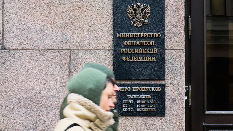 С мая Минфин снова начнет операции покупки и продажи валюты и золота в рамках бюджетного правила, используя выросшие нефтегазовые доходы для пополнения ФНБ и сглаживания колебаний курса рубля.