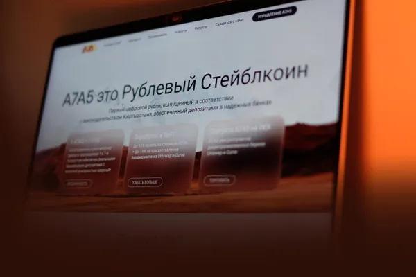 Расследование на основе утечек документов и собеседников связывает Романа Абрамовича и Виктора Харитонова с российской платежной платформой A7 — сервисом, который используют санкционированные компании, в том числе производители боевых дронов.