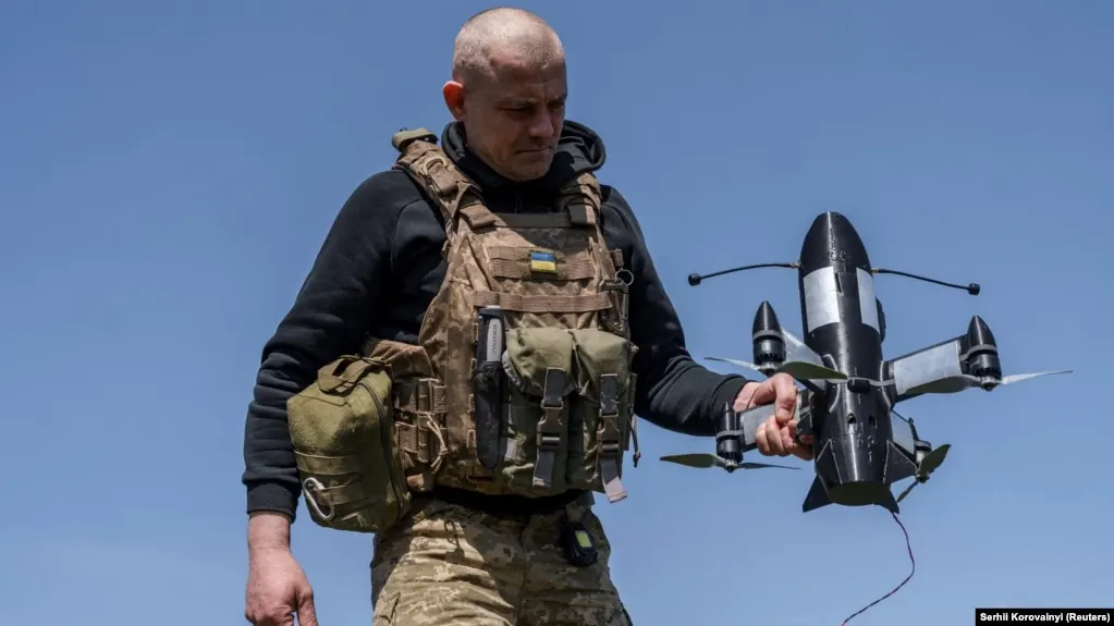 В Пермском крае и Оренбургской области зафиксировали атаки беспилотников на промышленные площадки. В Пермском крае случился пожар, сотрудников эвакуировали, пострадавших нет. По сообщениям военных, в ночь на 29 апреля сбито большое количество беспилотников.
