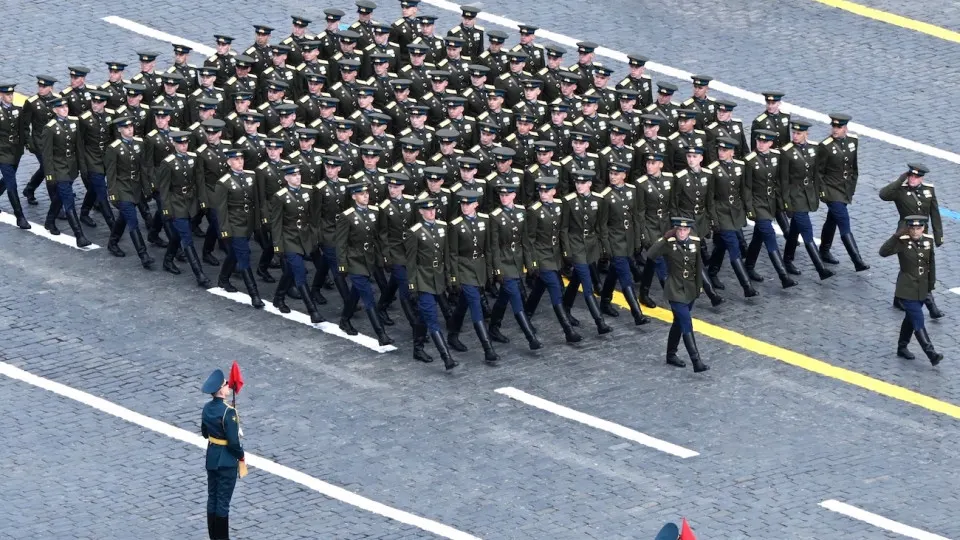 Власти рассматривают вариант сокращённой церемонии 9 мая в Москве: по Красной площади могут пройти только парадные расчёты, число гостей планируют сократить до сотен, репетиции проходят с задержками.