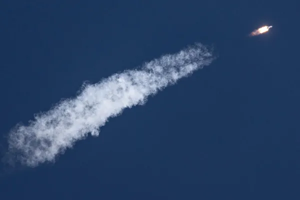 Одноразовая двухступенчатая ракета «Союз‑5» впервые стартовала 30 апреля: ступени отработали штатно, макет выведен на расчётную суборбитальную траекторию.