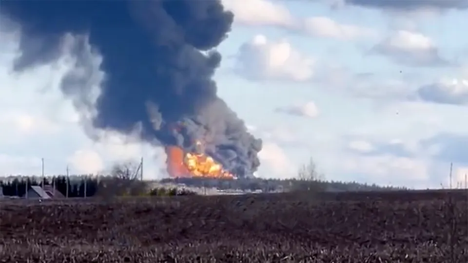 Утром 30 апреля беспилотники атаковали один из крупнейших в стране нефтеперерабатывающих заводов в Пермском крае — в результате пожара пострадали колонны первичной переработки, предприятие фактически выведено из работы; пострадавших нет.