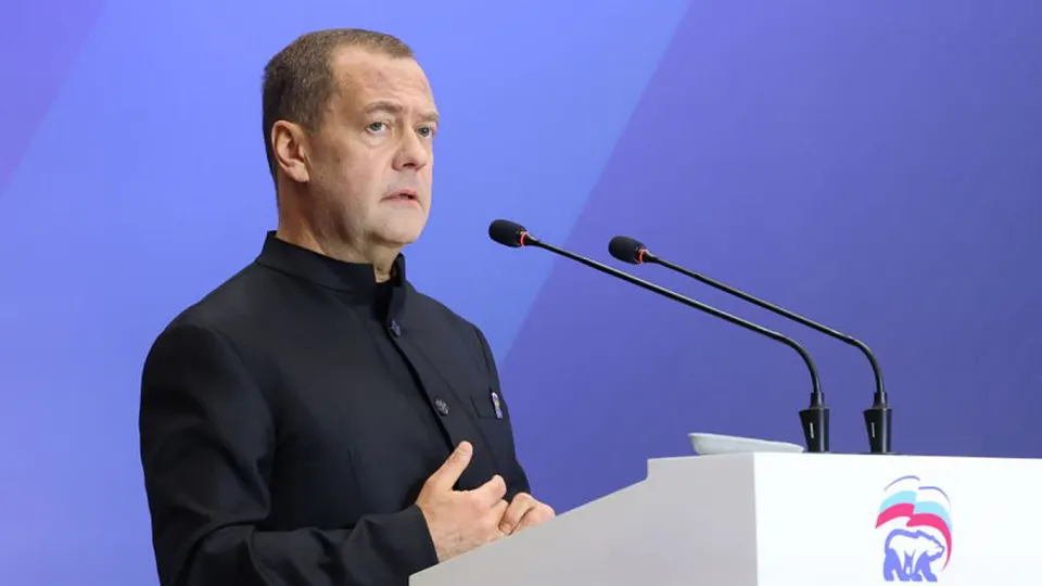 Заместитель председателя Совета безопасности заявил, что ядерная катастрофа возможна; призвал быть готовыми, указав на роль российской ядерной триады. На фоне истечения СНВ‑III ведутся переговоры о будущих ограничениях и временном соблюдении договорённостей.