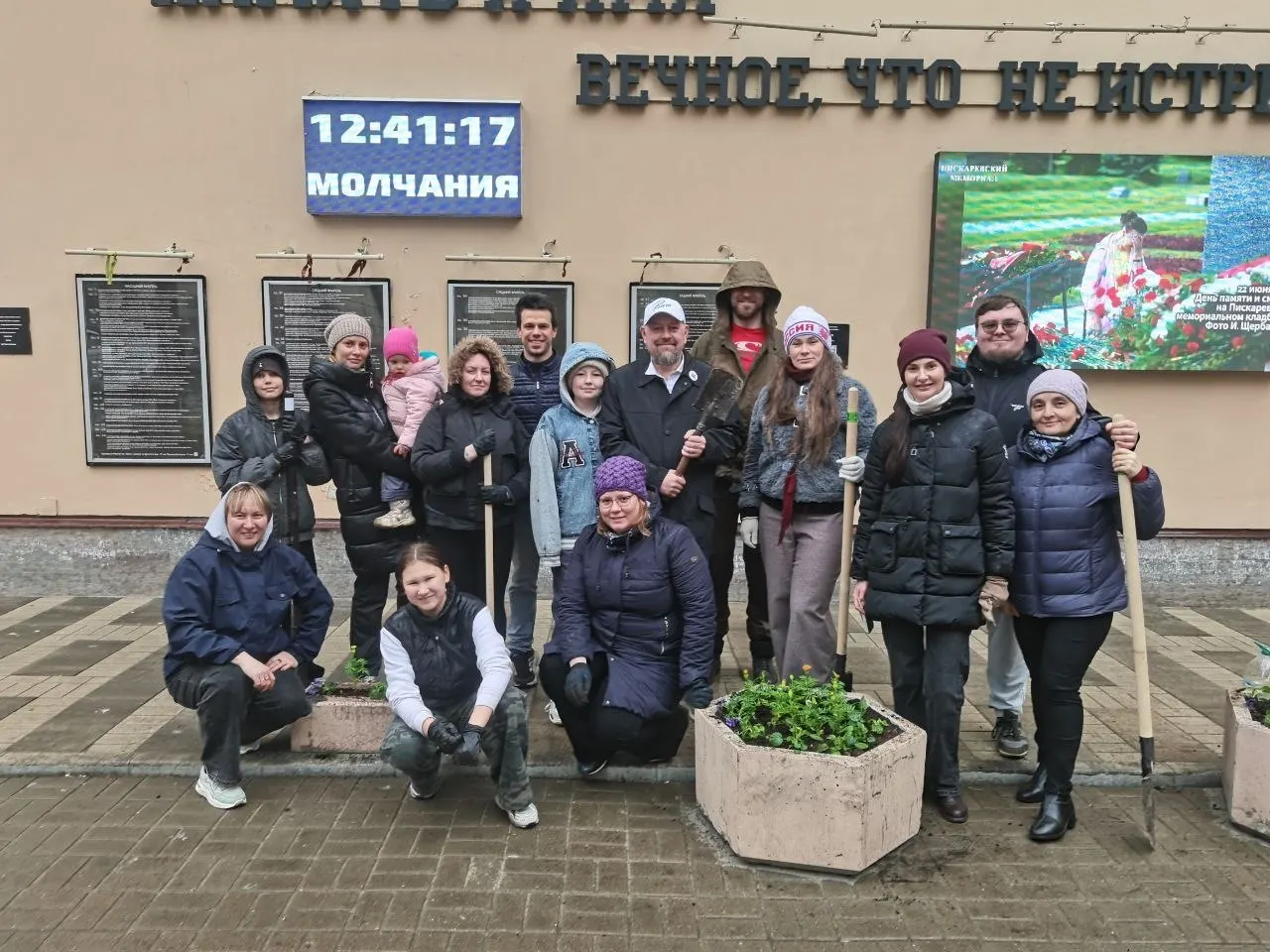 В Санкт‑Петербурге прошёл масштабный общегородской субботник: власти заявили об участии порядка 200 тысяч горожан, среди которых были ветераны боевых действий, юнармейцы, пенсионеры и семьи с детьми.
