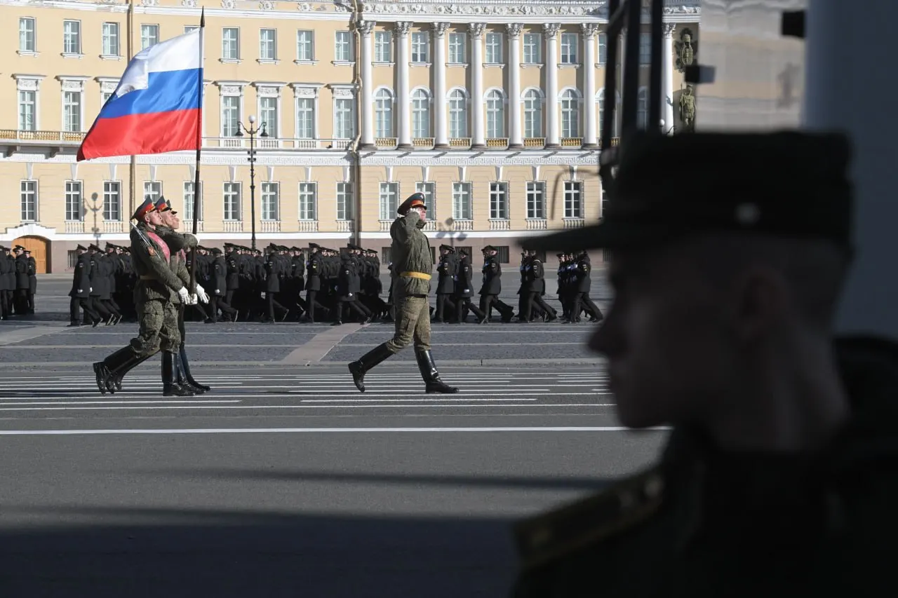 После совещания по правопорядку в Смольном власти Петербурга решили разослать лишь 310 приглашений на Дворцовую площадь; формат «Бессмертного полка» и оборудование смотровой площадки пока не определены.