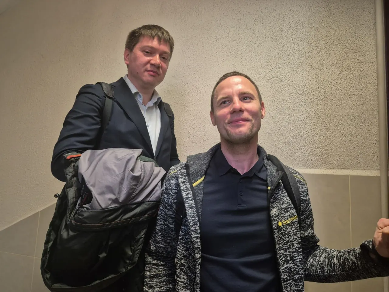 Никите Сорокину несколько раз звонили из полиции и переносили составление протокола; силовик пригрозил принудительной доставкой и вменением неповиновения. У юриста также есть два административных дела о дискредитации армии, а протокол по «экстремистской» символике вернули в полицию из суда.