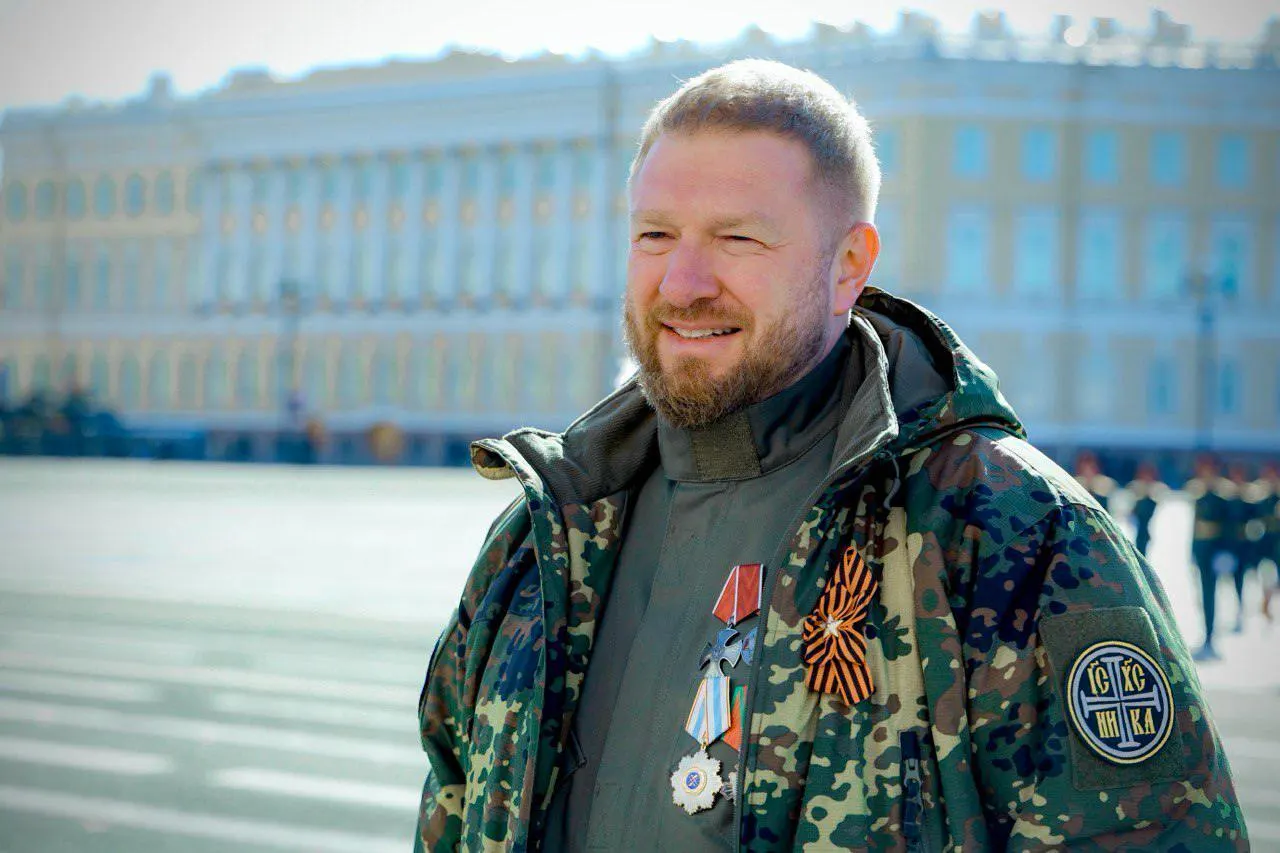 Депутат отказался от мандата и покинул парламент ради военной службы; его уход совпал с уголовным делом о растрате средств телеканала, которым он руководил.