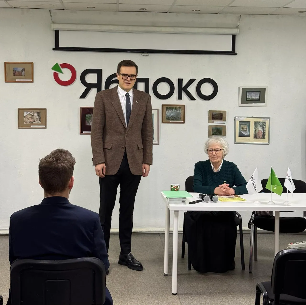 На брифинге сообщили, что 34‑летний Дмитрий Анисимов займет место лидера фракции «Яблоко». Анисимов — зампред петербургского отделения партии, занимается градозащитой и участвовал в кампаниях по сохранению городской инфраструктуры.