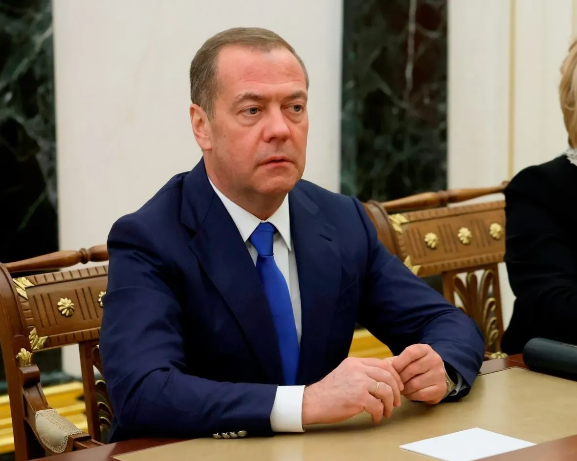 Бывший президент и руководитель партии примет участие в партийном форуме в Санкт‑Петербурге; в работе ожидаются вице‑премьер, представитель президента и губернаторы регионов Северо‑Запада.