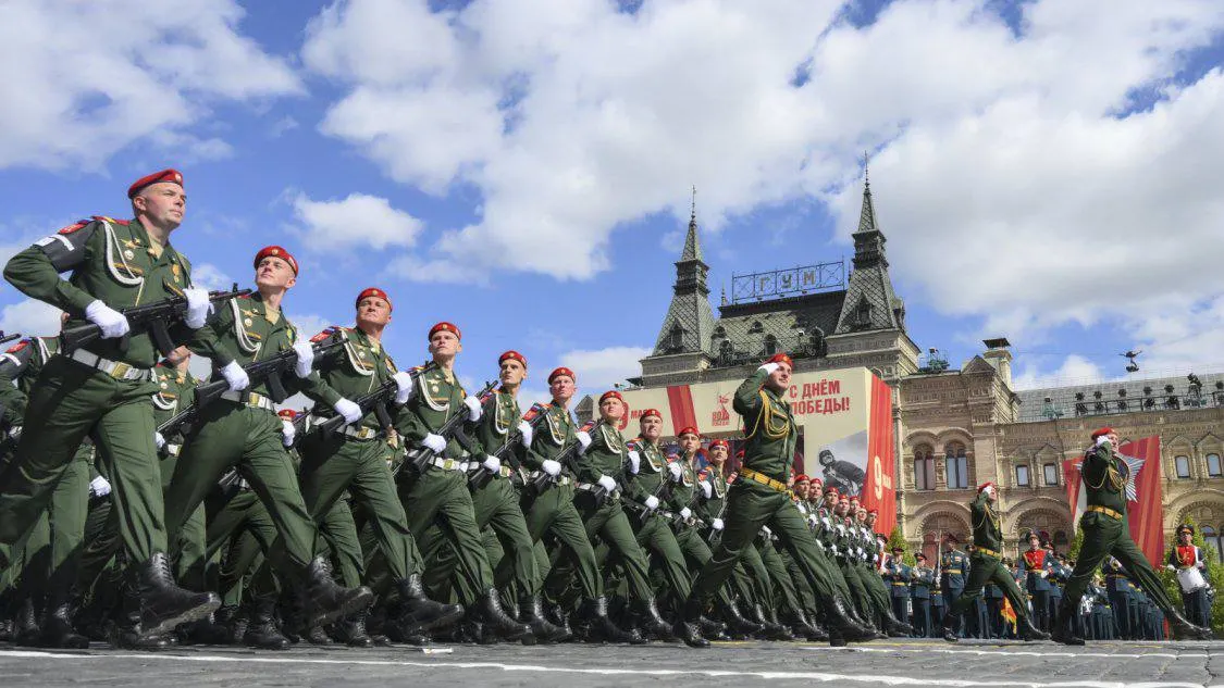 Парад 9 мая в этом году впервые с 2007 года пройдет без военной техники. Политолог связывает сокращение формата с рисками ударов и изменением роли праздника, отмечая, что прежний механизм политической мобилизации уже не работает.