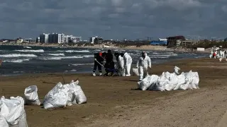 В акватории порта Туапсе после удара беспилотников образовалось крупное нефтяное пятно площадью около 10 тысяч квадратных метров; разлив локализуют боновыми заграждениями и специальными судами, одновременно в городе тушат пожар на морском терминале и замеряют качество воздуха.