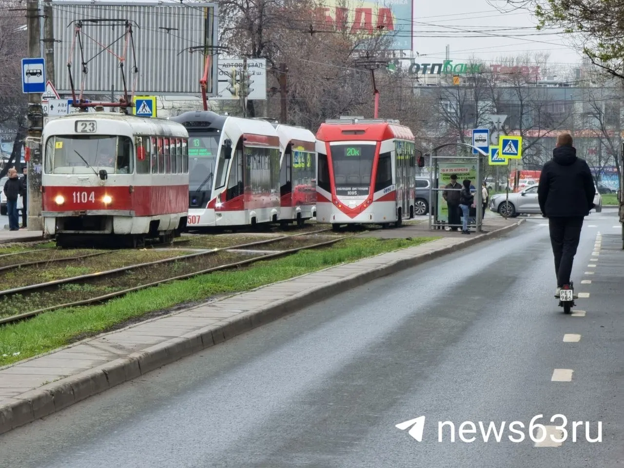В Самаре на время действия сигнала «Ракетная опасность» приостановили движение всего наземного общественного транспорта, такси подорожали вдвое. Через час работа транспорта была возобновлена.