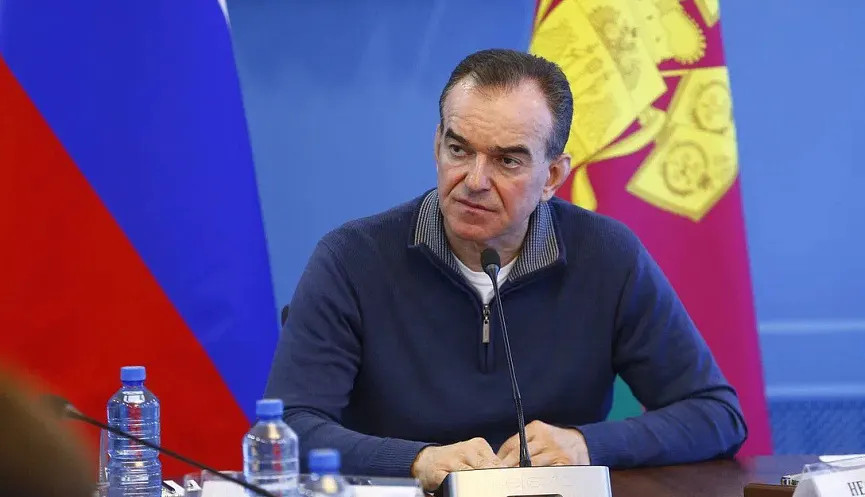 Губернатор Краснодарского края заявил, что удары дронов не представляют серьёзной угрозы, пожары в Туапсе — локальные возгорания; по его словам, ПВО отработали эффективно, отели и пляжи функционируют, жителей просят сохранять спокойствие.