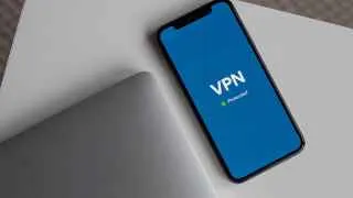 Российские пользователи VPN могут в ближайшее время столкнуться с запретом оплаты сервисов с банковских карт и усилением зачистки VPN-серверов в рамках новых требований к хостинг-провайдерам.