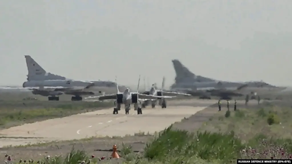 Российское Минобороны объявило о перевозке ядерных боеприпасов на полевые пункты ракетной бригады в Белоруссии в рамках совместных учений. В манёврах задействованы десятки тысяч военнослужащих и тысячи единиц техники.