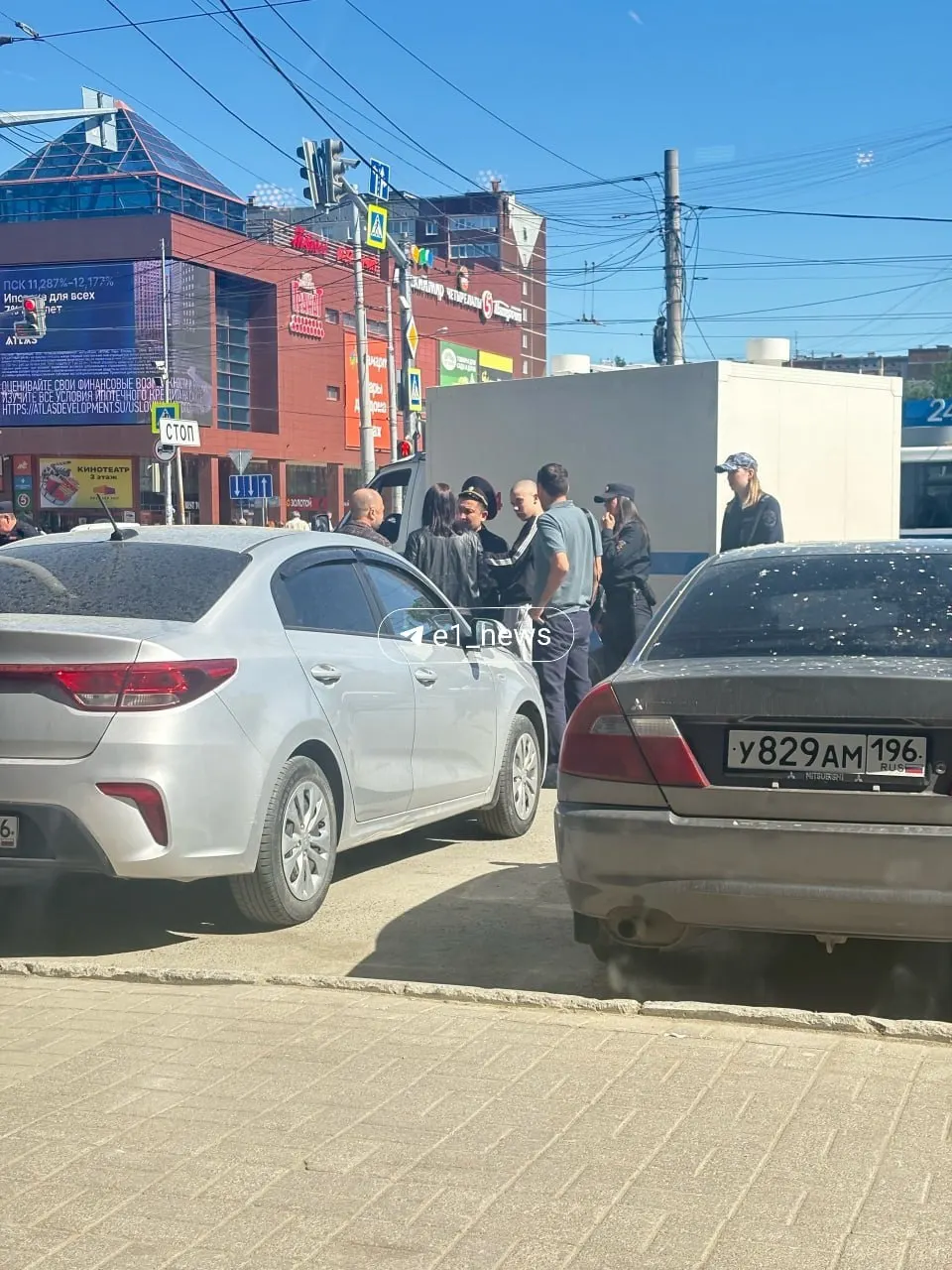 Возле торгового центра «Гранат» очевидцы увидели сотрудников правоохранительных органов с собаками. По сообщениям, одного молодого человека повязали и надели наручники. Причины задержания уточняются.