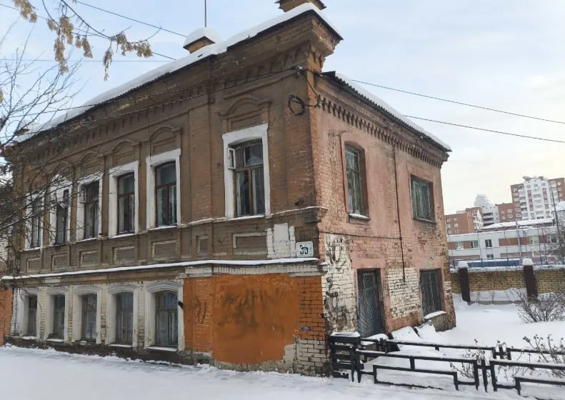 Дом 1917 года признан аварийным, его изымают под муниципальные нужды — после сноса участок передадут под застройку.