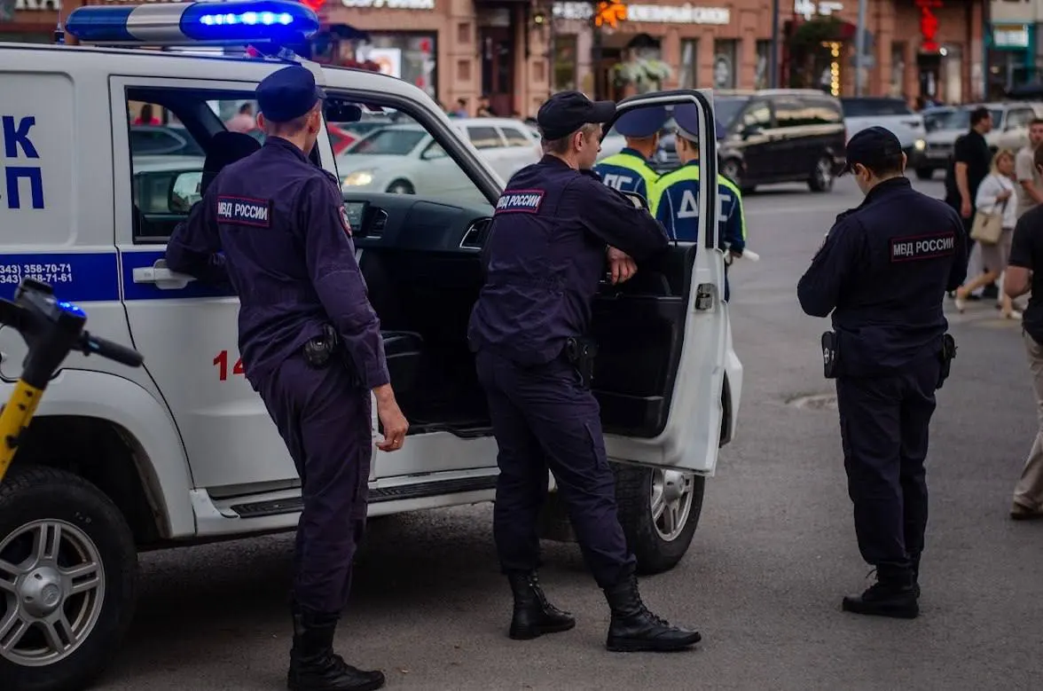 Вечером 21 мая в Екатеринбурге задержан заместитель начальника отдела экономической безопасности и противодействия коррупции — подполковник полиции Александр Кулев. По делу проводятся оперативные мероприятия; официальные подробности и сумма предполагаемой взятки не раскрываются.