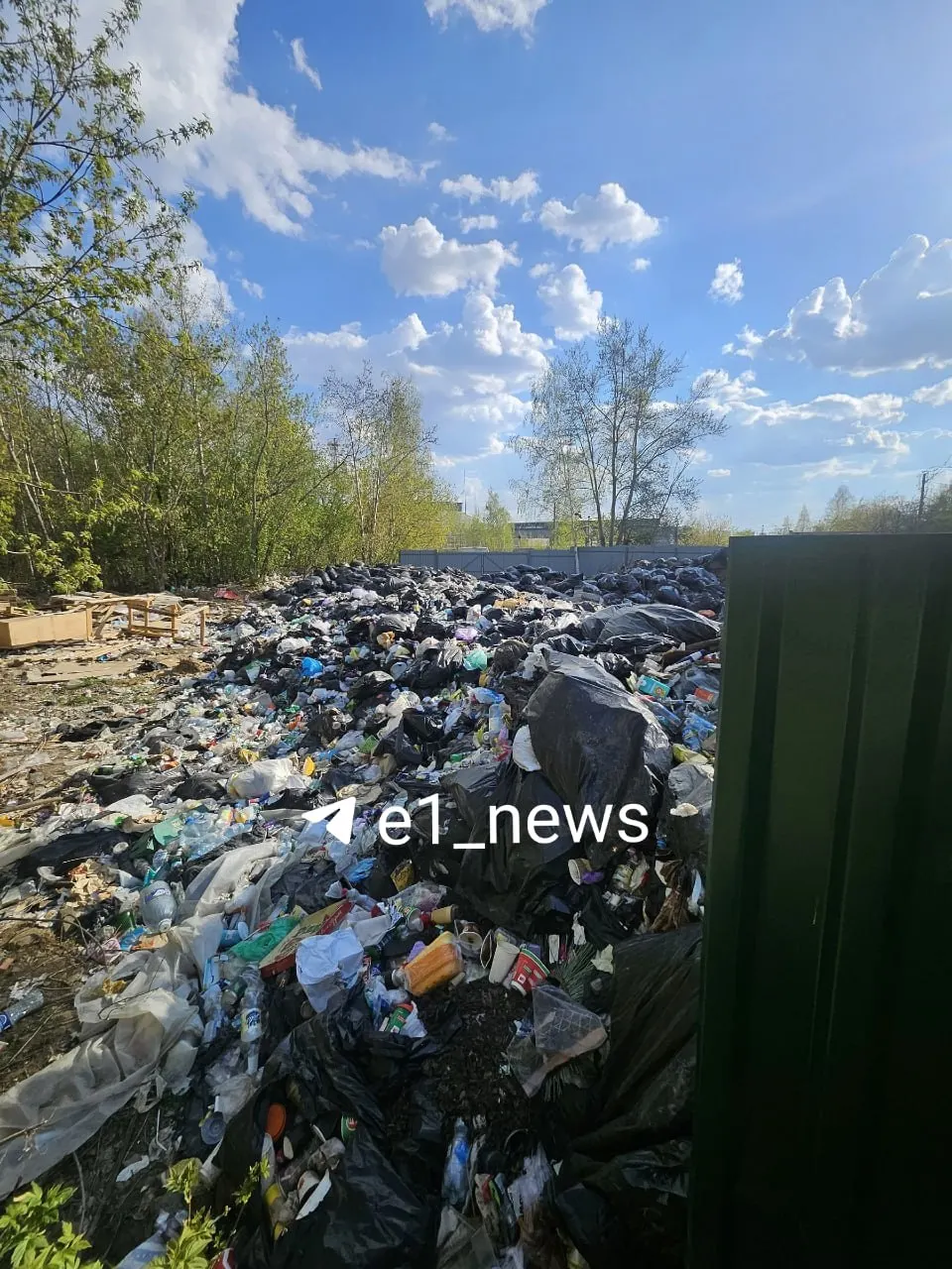 На парковочной площадке по улице Толедова с осени 2025 года скапливаются бытовые отходы: ветер и животные разносили мусор по району, жители жалуются на запах и появление крыс, обращения в органы пока не привели к уборке.