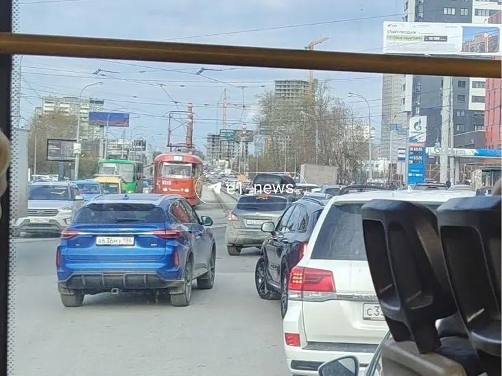 Одна половина путепровода в сторону ЖБИ будет закрыта с 7 по 31 мая для ремонта деформационных швов; обратные полосы пока не трогают.