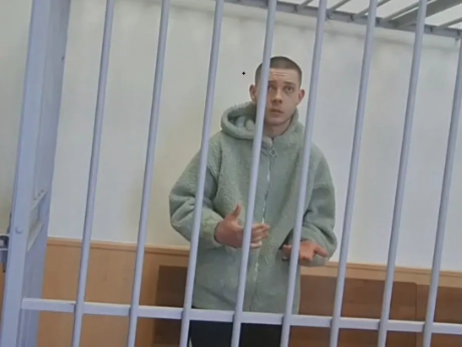 В суде молодой человек объяснил, что имел в виду под угрозой сделать «афганскую розу», извинился перед пострадавшим и рассказал о давнем конфликте с его отцом.
