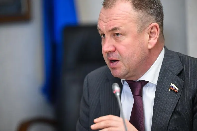 Станислав Наумов предложил, чтобы регионы взимали дополнительный сбор с водителей такси на иномарках; ранее он выступал против жёстких требований закона о локализации.