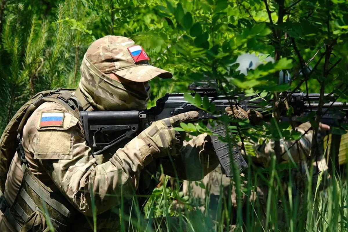 Аналитики Института изучения войны считают маловероятным прогноз о полном захвате Донбасса до осени — темпы продвижения РФ замедлились, украинские укрепления и контратаки существенно осложняют наступление.