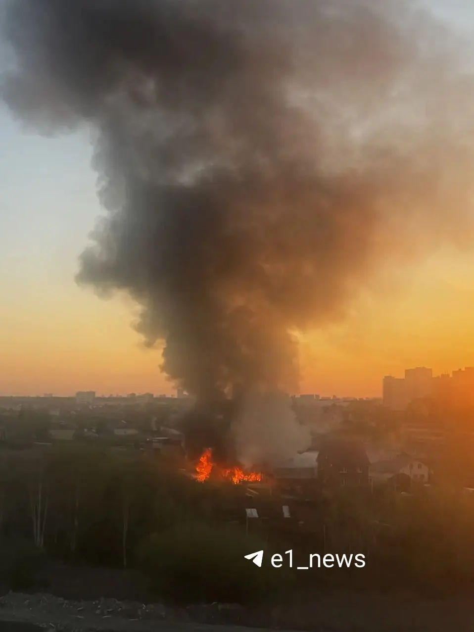 Очевидцы сообщают, что огонь охватил участок у многоквартирных домов в районе Широкой Речки. Информация о пострадавших и причинах возгорания уточняется у спасателей.