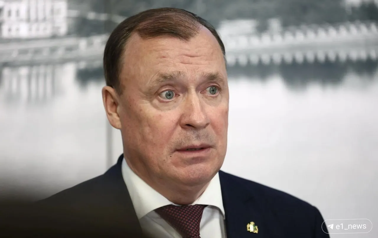 Алексей Орлов получил травму на выходных во время игры в волейбол. Сейчас он работает из дома, городские службы продолжают работу в штатном режиме.