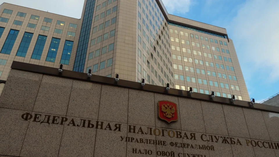 Налоговые органы активнее проверяют случаи закрытия и повторного открытия ИП, которые используют для «обнуления» лимитов по НДС. За фиктивную перерегистрацию грозят доначисления, пени и штрафы; на фоне роста дефицита бюджета давление на малый бизнес усиливается.