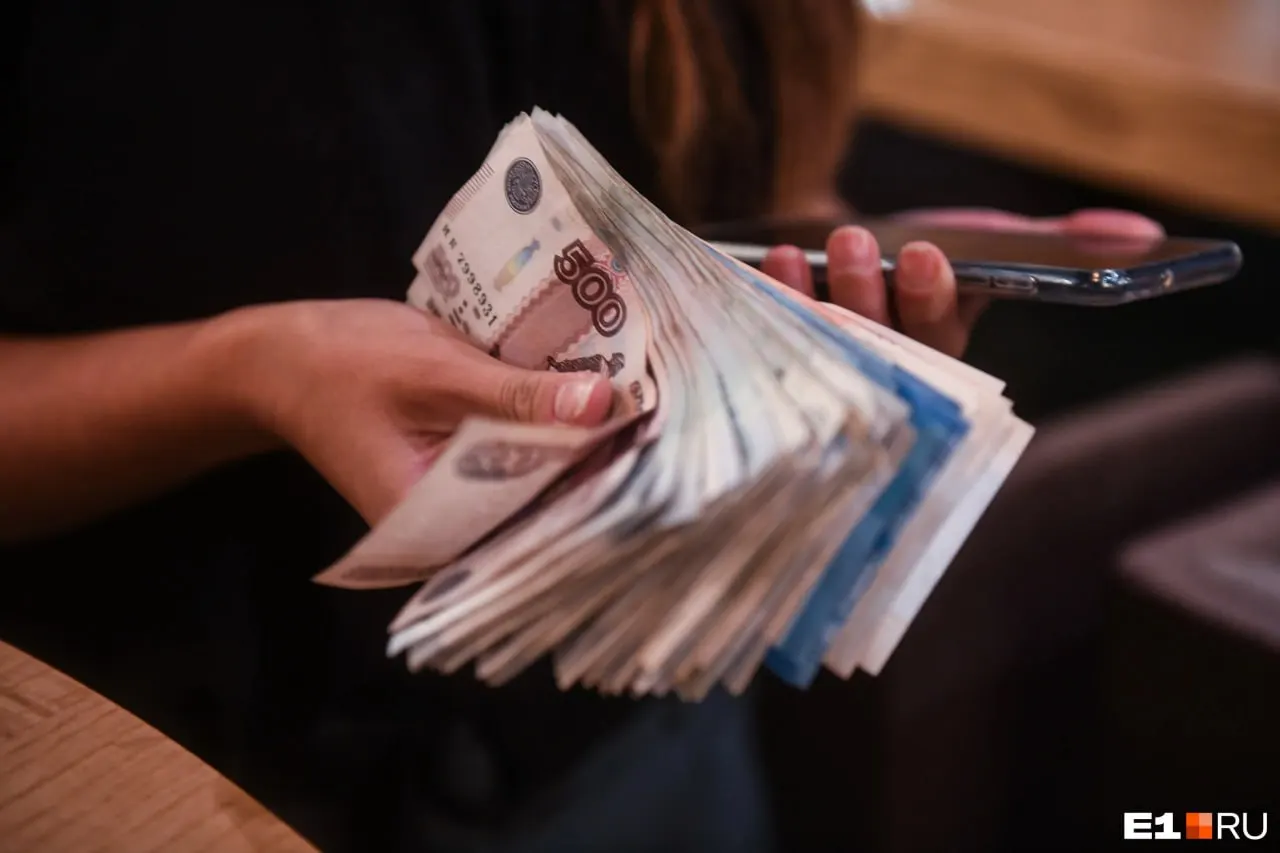 В Свердловской области задержали помощницу мошенников. Полиция ищет ещё одну потерпевшую: её деньги изъяты и ждут возвращения.