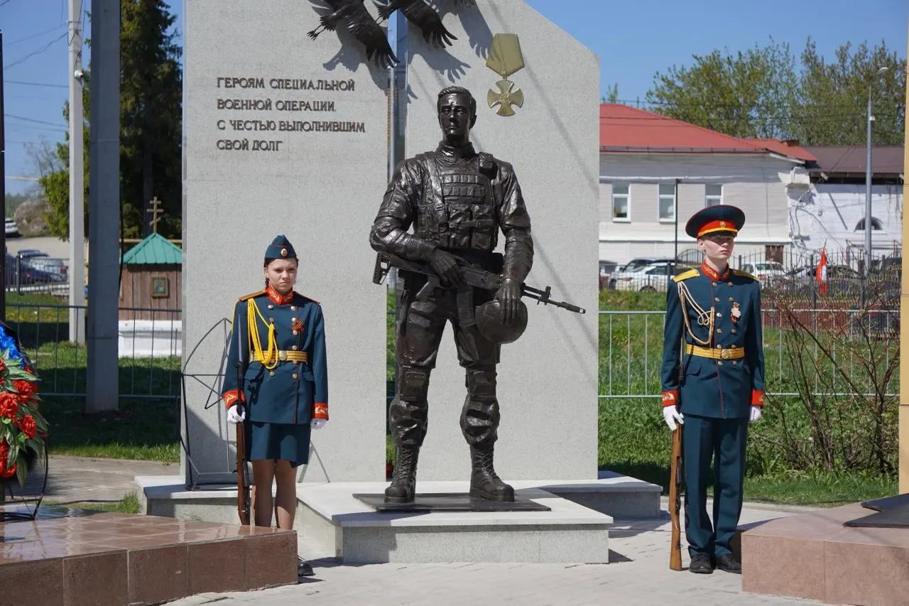 На Аллее Памяти в Красноуфимске установили первый в городе мемориал в честь местных жителей, погибших в ходе спецоперации. В Екатеринбурге тем временем выбран проект для аналогичного памятника.