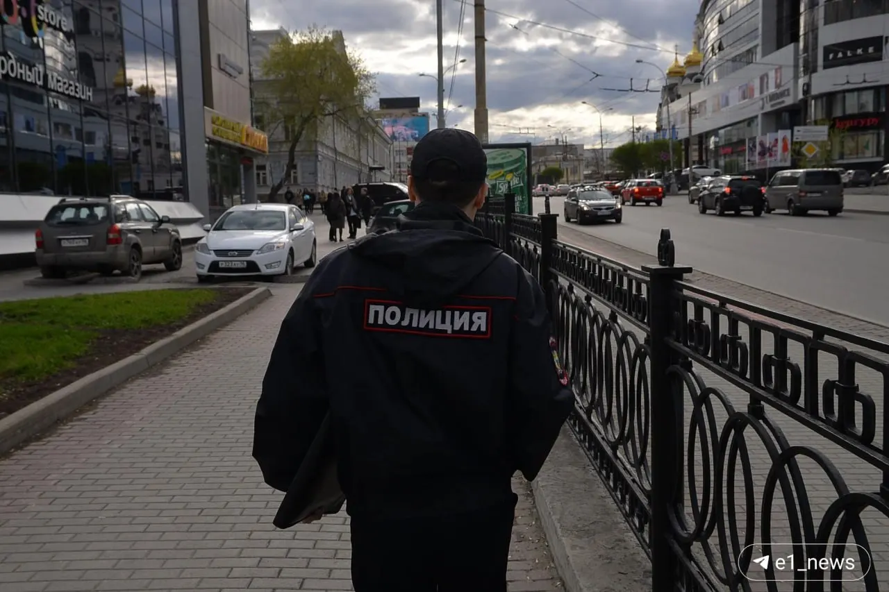 Девушка, уверявшая, что работает на страховую компанию, забирала у потерпевших деньги и передавала их «сотрудникам». При задержании изъяли 700 тыс. рублей, возбуждено дело о мошенничестве в особо крупном размере.