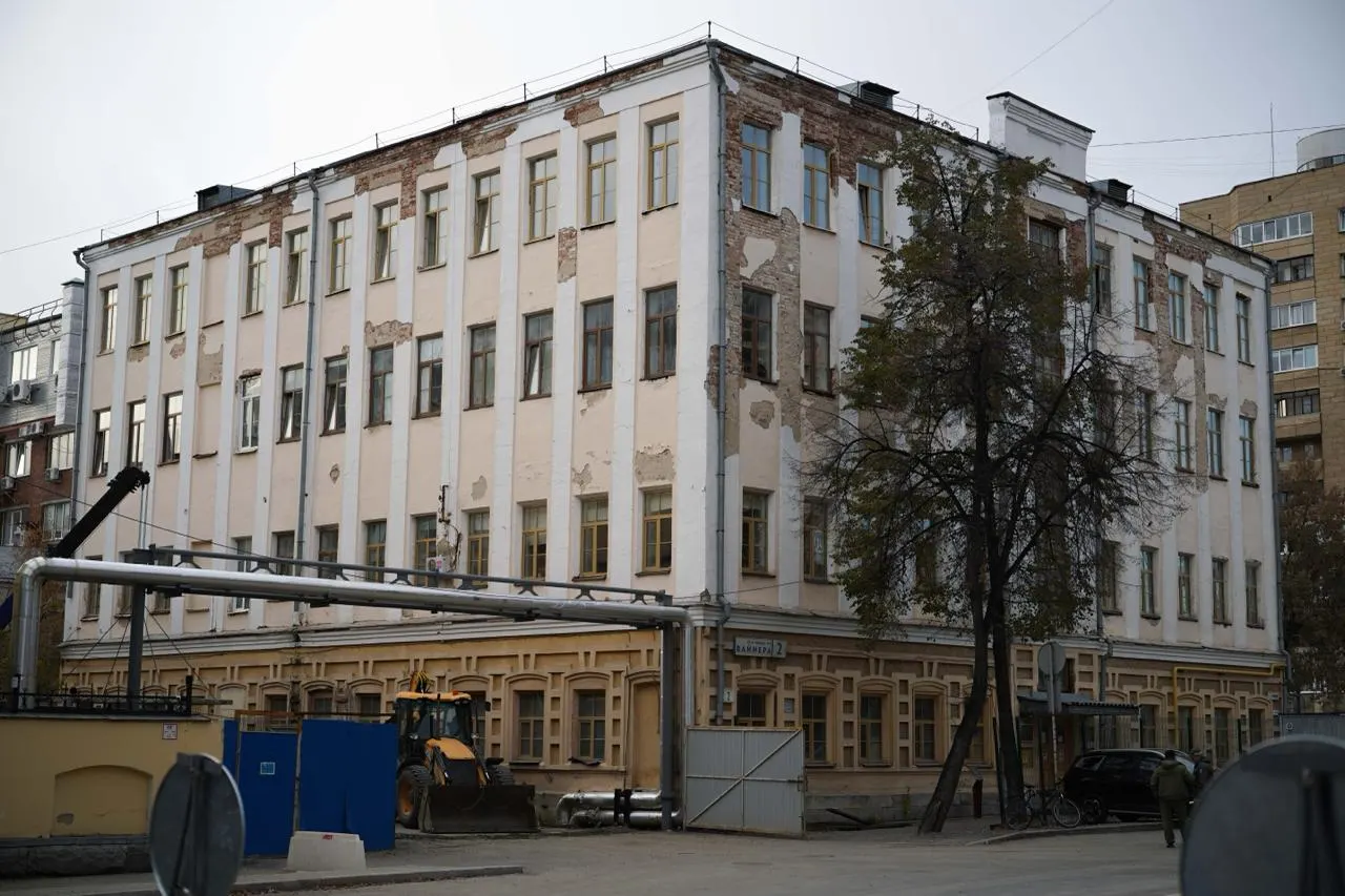 Минкульт организовал проверку в Екатеринбургском театральном институте после обращений студентов и выпускников. Комиссия встретится с коллективом и студентами, результаты обещают до 12 мая. Студенты требуют отставки ректора Анны Глуханюк и жалуются на проблемы с корпусом, отоплением и отчислениями.