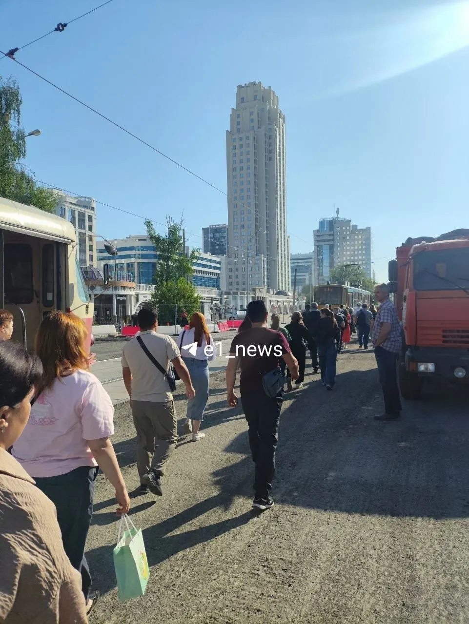 Утром 18 мая на улице Куйбышева внезапно встали трамваи. По мосту сейчас может ездить только трамвайный транспорт: для остальных движение закрыто на три месяца из‑за строительства тоннеля. Остановку вызвало повреждение зажима контактной сети, движение восстановили спустя 22 минуты.