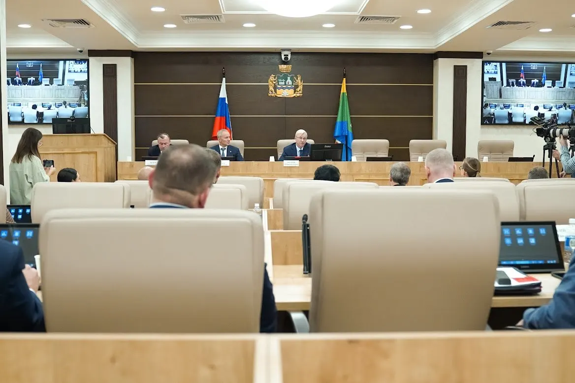 Законодательное собрание Свердловской области запретило использовать сгенерированные изображения и голоса людей в агитационных материалах; кандидатам разрешено применять собственные фото и записи.