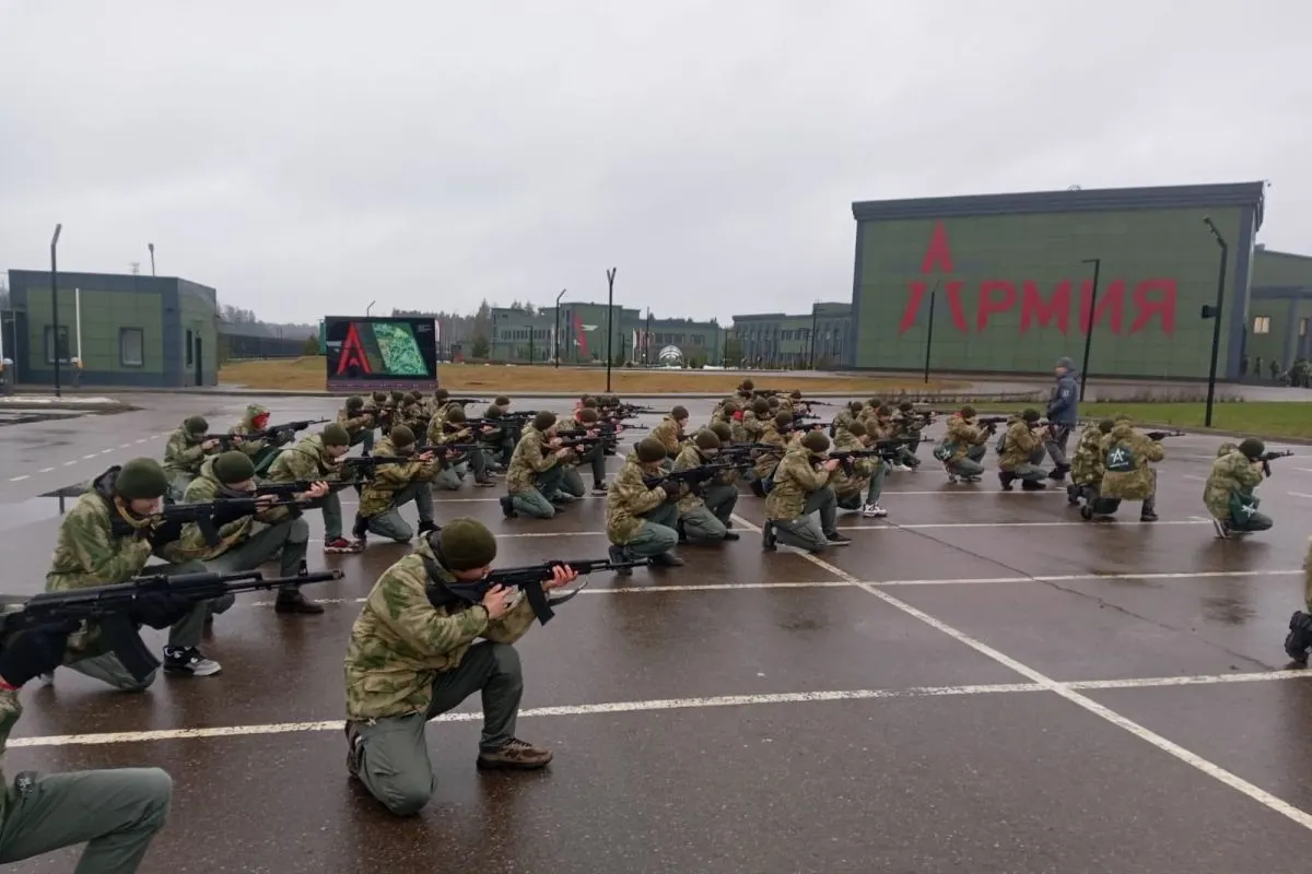 За последние пять лет на создание и содержание центров для обязательных военных сборов школьников потрачено не менее 50 млрд рублей. В программах — строевая подготовка, стрельбы, обращение с оружием и обучение управлению дронами.