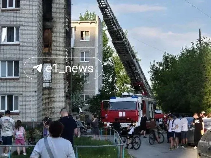 В пятиэтажном доме по адресу ул. Мостовая, 53А загорелись балконы с третьего по пятый этажи. Эвакуированы 70 человек, среди них 15 детей; пострадавших нет.