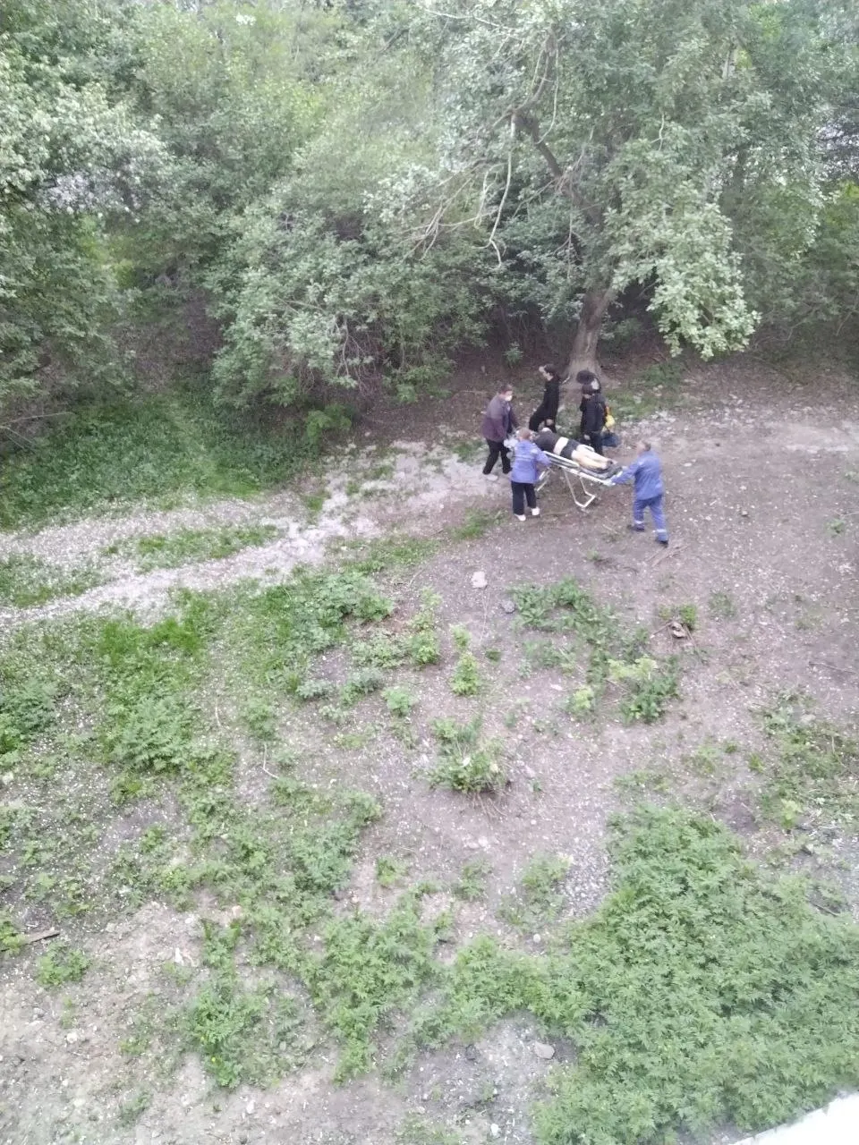 ЧП произошло вечером 21 мая на Сиреневом бульваре, 17: очевидцы говорят, что пострадавшую госпитализировали с травмами шеи и правой руки; предполагается, что она опёрлась на ограждение балкона.