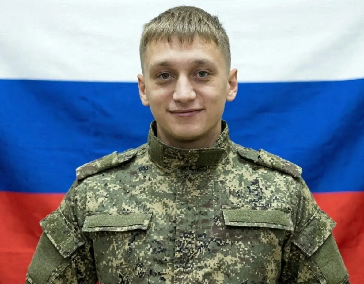 23-летний студент из Бурятии заключил контракт с Минобороны в январе 2026 года, прошёл обучение на оператора дронов и погиб в апреле под Луганском. Это первый подтверждённый случай гибели учащегося, призванного по новой программе вербовки в войска беспилотных систем.