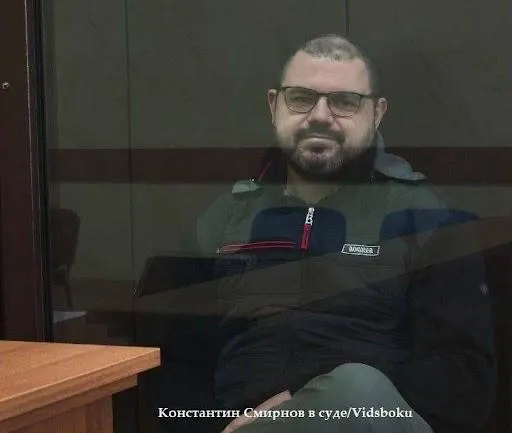 В Рязани начался судебный процесс в отношении главы регионального отделения «Яблока» Константина Смирнова — ему вменяют вымогательство 300 тыс. рублей. Смирнов отрицает вину: по его словам, экспертиза ФСБ не подтвердила наличия угроз.