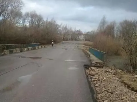 В Рыбновском округе восстановили движение по мосту у деревни Валищево на фоне снижения уровня паводка.