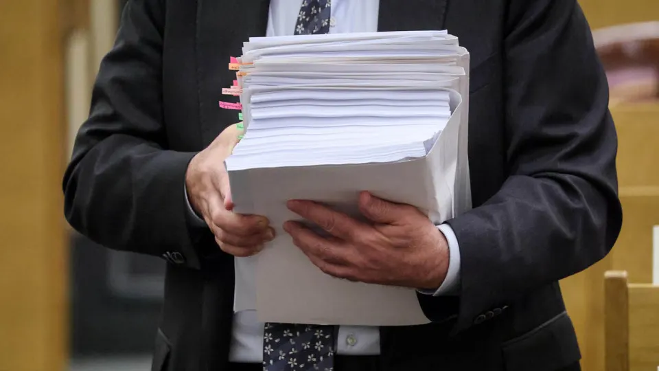 По оценкам Института Гайдара, в 2025 году почти треть расходов федерального бюджета пришлась на закрытые статьи; открытая часть сократилась в реальном выражении и часть расходов была переведена в секретную часть.