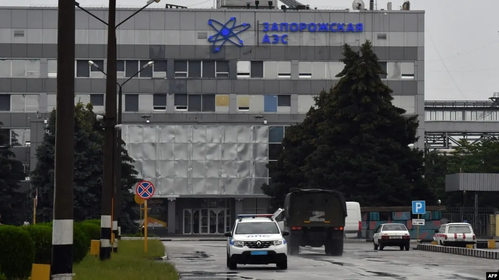Специалисты МАГАТЭ осмотрели повреждения на шестом энергоблоке Запорожской АЭС после удара. Стороны взаимно обвиняют друг друга, на станции заявляют о повторных атаках на транспортную инфраструктуру.