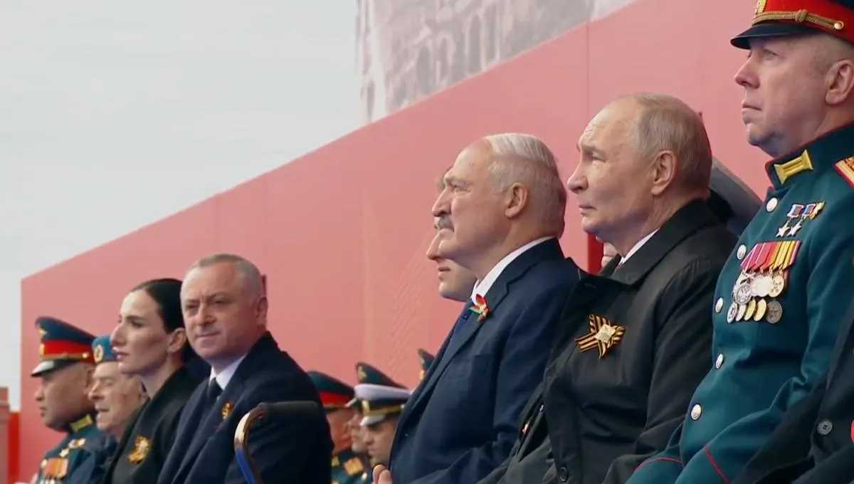 На московском параде Победы президент назвал праздник «священным», подчеркнул вклад советского народа в победу и связал подвиг предков с сегодняшними воинами «СВО». На трибуне впервые рядом с ветераном Великой Отечественной войны разместили участника спецоперации.